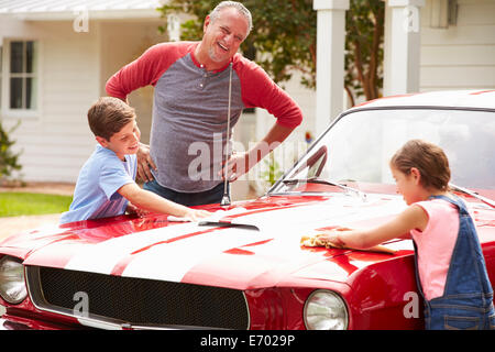 Großvater mit Enkel Reinigung restaurierte Oldtimer Stockfoto