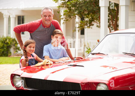 Großvater mit Enkel Reinigung restaurierte Oldtimer Stockfoto