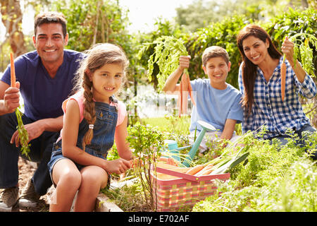 Familie gemeinsam auf Zuteilung Stockfoto