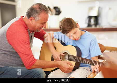 Großvater Lehre Enkel, Gitarre zu spielen Stockfoto