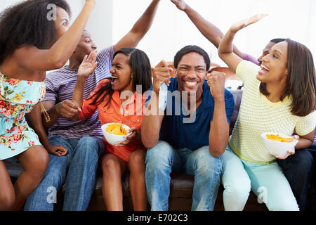 Gruppe von Freunden auf dem Sofa vor dem Fernseher zusammen sitzen Stockfoto