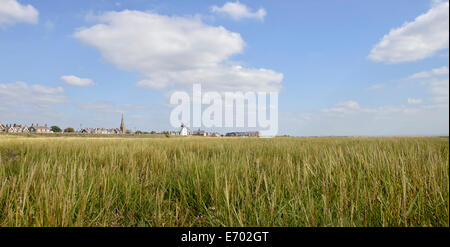 Blick aus dem Sumpf zurück in Richtung der Stadt lytham in Lancashire einschließlich lytham Mühle (Ebbe) Stockfoto