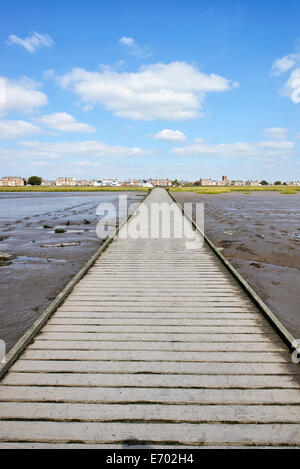 Blick vom Ende der Mole in Lytham, Lancashire, zurück in Richtung Stadt (Ebbe) Stockfoto