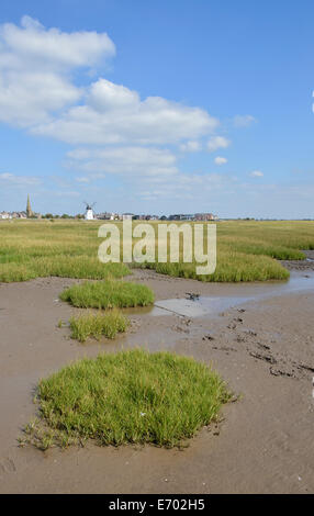 Blick aus dem Sumpf zurück in Richtung der Stadt lytham in Lancashire einschließlich lytham Mühle (Ebbe) Stockfoto