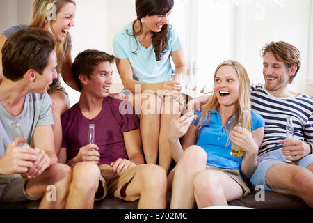 Gruppe von Freunden auf Sofa zu Hause gemeinsam entspannen Stockfoto