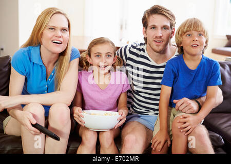 Familie auf Sofa zusammen Fussball Stockfoto