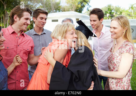 Studentin und Familie feiern Abschluss Stockfoto