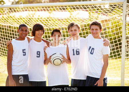 Mitglieder des männlichen High-School-Fußballmannschaft