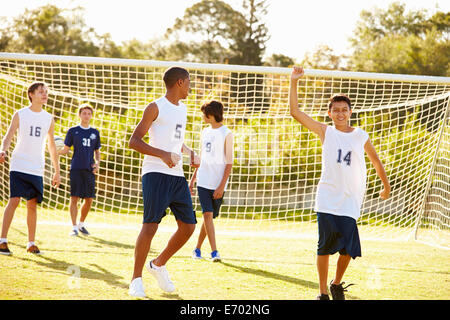 Spieler mit Ziel In High-School-Fußballspiel Stockfoto