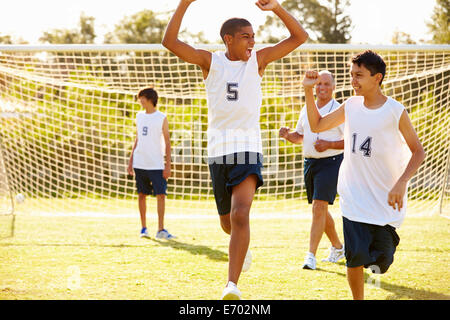 Spieler mit Ziel In High-School-Fußballspiel Stockfoto