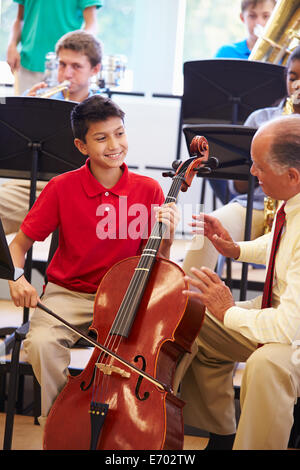 Junge High School Orchester Cello spielen lernen Stockfoto