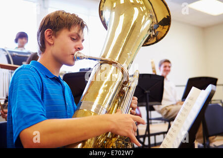 Männliche Schüler spielen Tuba In High School Orchestra Stockfoto