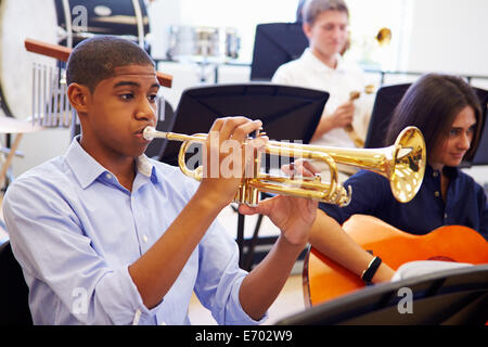 Männliche Schüler Trompete In High School Orchestra Stockfoto