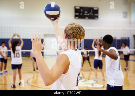 High School Volleyball Match im Gymnasium Stockfoto
