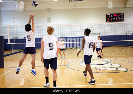 High School Volleyball Match im Gymnasium Stockfoto