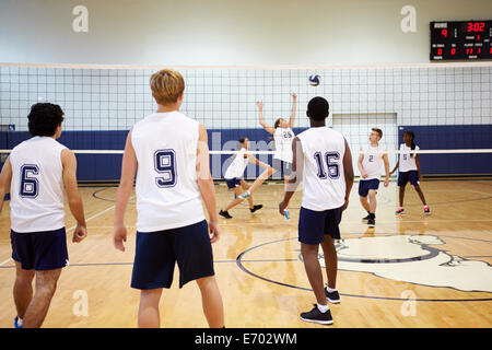 High School Volleyball Match im Gymnasium Stockfoto