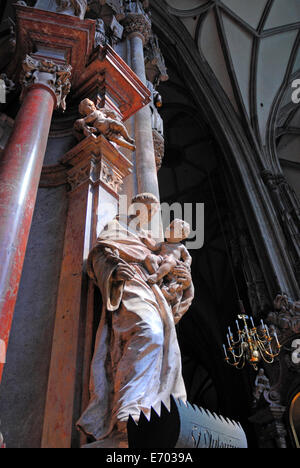 Wien, Österreich. St Stephen Innenausstattung der Kathedrale (Stephansdom). Statue des Heiligen Antonius. Stockfoto