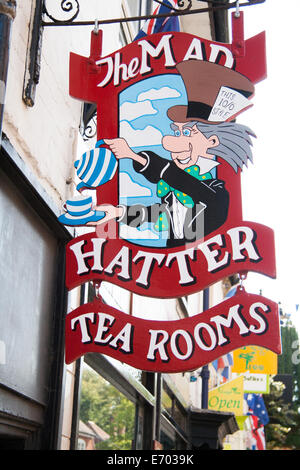 Mad Hatter Tea Room Zeichen in Brockenhurst, New Forest, England Stockfoto