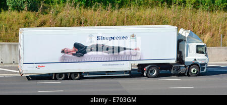 Sattelschlepper und Anhänger mit Grafik-Werbung für Sleepeezee Betten Zu den Geschäften gehört der Royal Warrant für seine Königliche Hoheit, den Prinzen von Wales In England Stockfoto