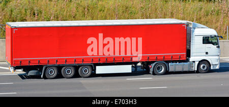 Transport Logistik per unmarkierte sauberen weißen LKW artikuliert LKW & rote weiche doppelseitige LKW Vorhang Trailer English UK Autobahn entlangfahren Stockfoto