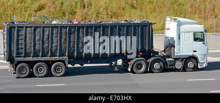 Unmarkierte LKW mit angeschlagenen Anhänger beladen mit Schrott, die Fahrt entlang der Autobahn Stockfoto