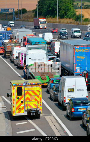 Rettungswagen mit Autobahn-Standspur zur Unfallstelle vor festgefahrene Autobahnverkehr zu erreichen Stockfoto