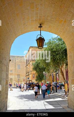 Eingangsbogen am Stadttor auf die Stille Stadt Mdina Rahmung Ansicht der Innenstadt Straßen frei von fast allen Fahrzeugen Stockfoto