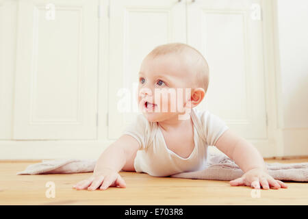 Lächelnden jungen auf Boden kriechen Stockfoto