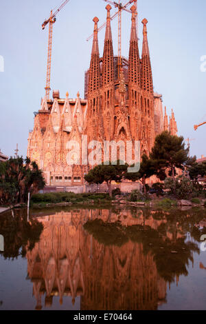 Sagrada Familia von Antoni Gaudi bei Sonnenaufgang in Barcelona, Katalonien, Spanien. Stockfoto