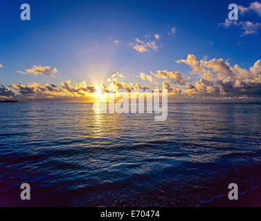 Sonnenaufgang über dem karibischen Meer, Guadeloupe, Französisch-Westindien Stockfoto