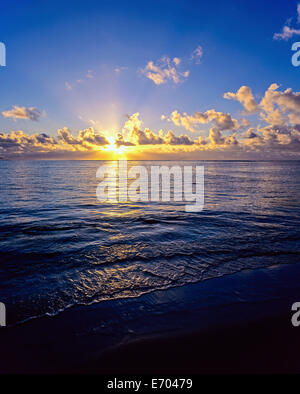 Sonnenaufgang über dem karibischen Meer, Guadeloupe, Französisch-Westindien Stockfoto