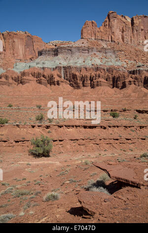 USA, Utah, Capitol Reef National Park, ein Waterpocket Fold Hervorhebung der Erosion der geneigten Gesteinsschichten Stockfoto