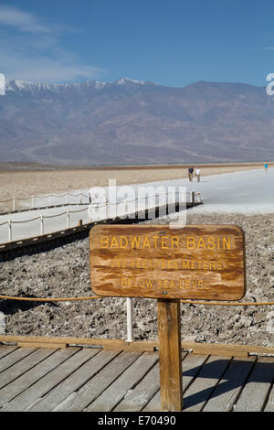 USA, Kalifornien, Death Valley Nationalpark, melden Sie für schlechtes Wasser, tiefsten Punkt in Nordamerika, 282 Füße unterhalb des Meeresspiegels Stockfoto