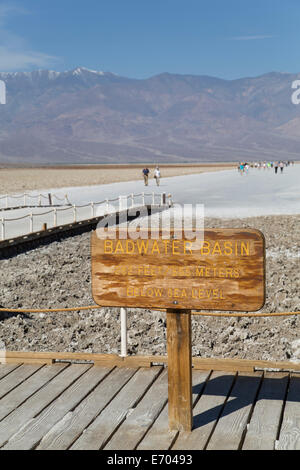 USA, Kalifornien, Death Valley Nationalpark, melden Sie für schlechtes Wasser, tiefsten Punkt in Nordamerika, 282 Füße unterhalb des Meeresspiegels Stockfoto