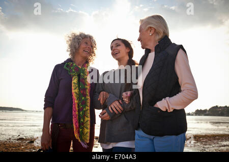 Weiblichen Familienmitgliedern chatten am Strand Stockfoto