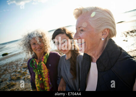 Weiblichen Familienmitgliedern chatten am Strand Stockfoto