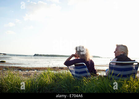 Mutter und Tochter, die Aussicht auf Strand Stockfoto