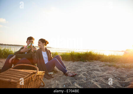 Junges Paar Picknicken am Strand von Bournemouth, Dorset, Großbritannien Stockfoto