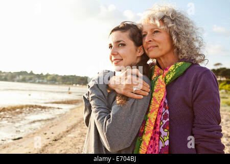 Mutter und Tochter Strandleben genießen Stockfoto