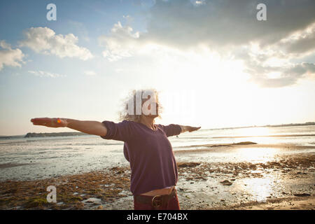 Reife Frau Training am Strand Stockfoto