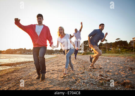 Gruppe von Freunden, die Spaß am Strand Stockfoto