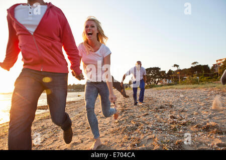 Gruppe von Freunden, die Spaß am Strand Stockfoto