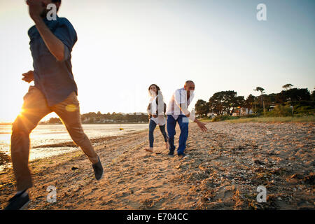 Gruppe von Freunden, die Spaß am Strand Stockfoto