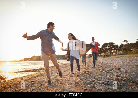 Gruppe von Freunden, die Spaß am Strand Stockfoto
