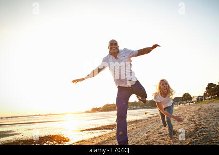 Paare, die Spaß am Strand Stockfoto