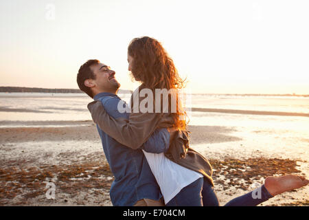 Paare, die Spaß am Strand Stockfoto