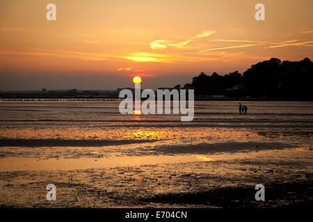 Sonnenuntergang am Strand, Bournemouth, Dorset, Großbritannien Stockfoto