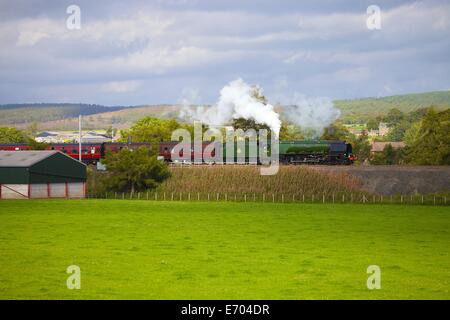 Dampf-Lokomotive LMS Princess Coronation Klasse 46233 "Herzogin von Sutherland" in der Nähe von Plumpton, Cumbria, England, Vereinigtes Königreich. Stockfoto