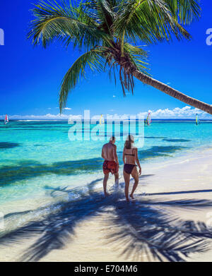 Paar, ein Spaziergang am Strand von Caravelle mit Palme, Sainte-Anne, Guadeloupe, Französisch-Westindien Stockfoto