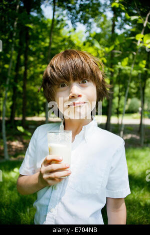 Junge im Wald Milchshake trinken und ziehen ein Gesicht Stockfoto